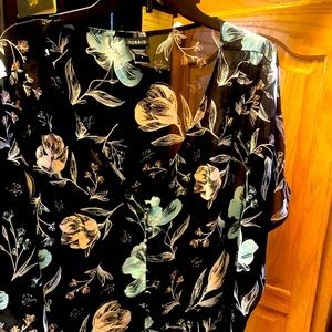 Black flower top Torrid 3